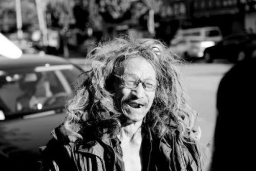 沈陽拾荒老人義務搞衛生:每天堅持擦垃圾桶