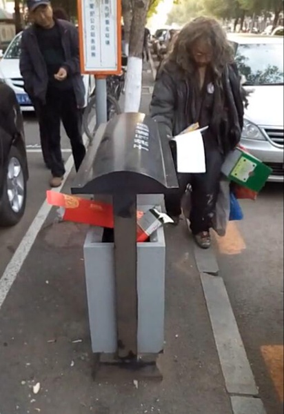 沈陽拾荒老人義務搞衛生:每天堅持擦垃圾桶