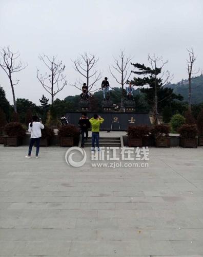 男子腳踩消防烈士銅像拍照