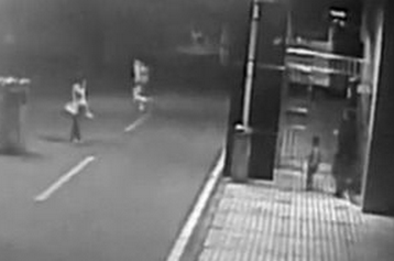 福利院門口棄兒子