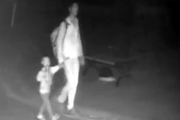 福利院門口棄兒子