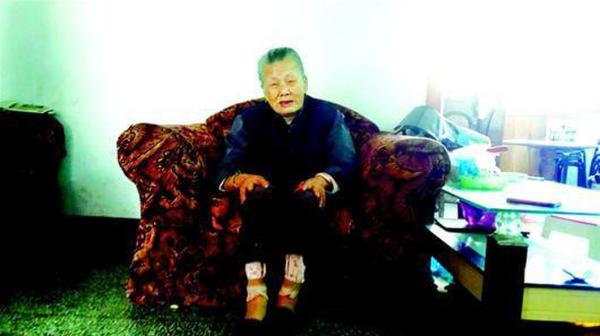 老人長黑發換新牙