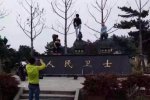 男子腳踩消防烈士銅像拍照惹眾怒