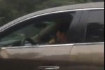 成都1名女司機開車時K歌很危險