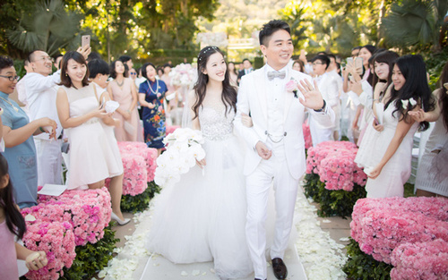 劉強東與奶茶妹妹婚禮現場照