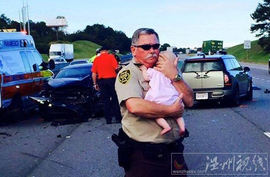 美國警察車禍現場安撫受驚嚇嬰兒