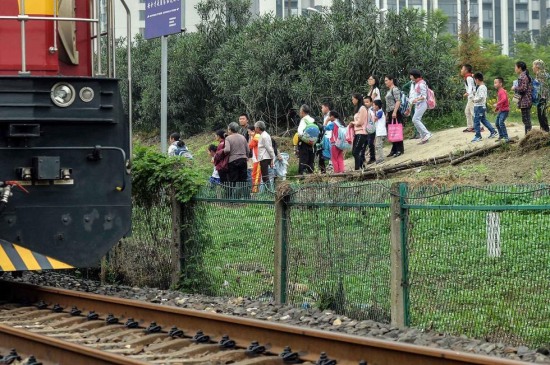 學生橫穿鐵路上學