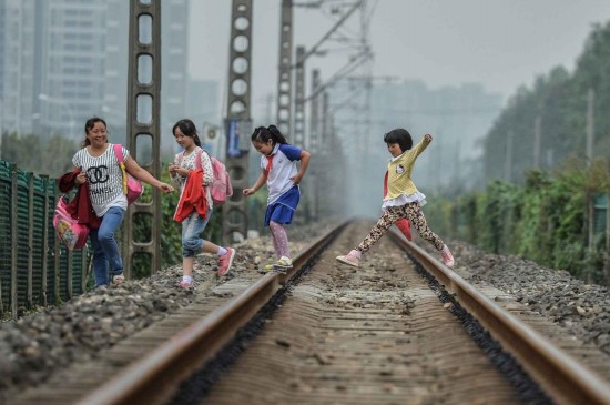 學生橫穿鐵路上學