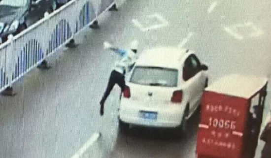 瑞安女司機撞協(xié)警