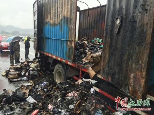 江西快遞貨車起火