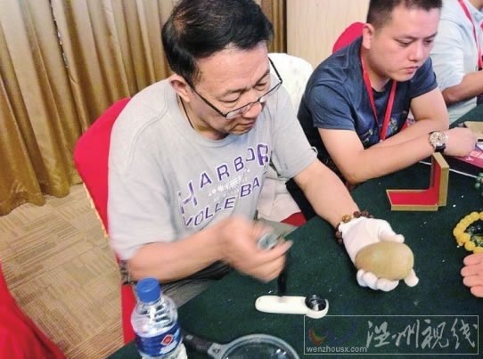 專家正在對夜明珠原石進行鑒定