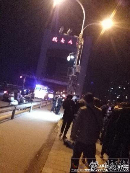 龍港有人跳江了