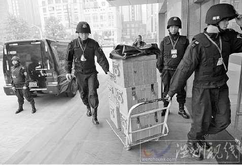 睡覺(jué)被錢砸醒