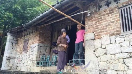 因?yàn)樯囝^太嚇人 沒有幼兒園愿意接收小騰