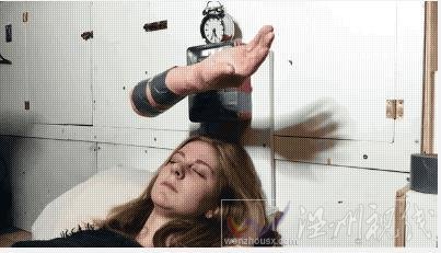 女子發明打臉鬧鐘