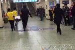 北京1號線地鐵突發 乘客進地鐵軌道被救