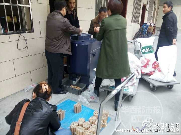 工作人員將硬幣放入機(jī)器進(jìn)行清點(diǎn)