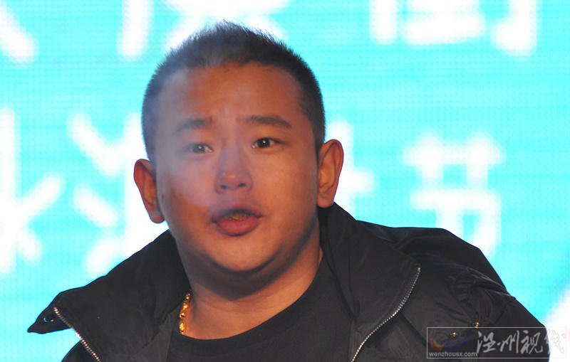 把點燃的煙頭吃掉