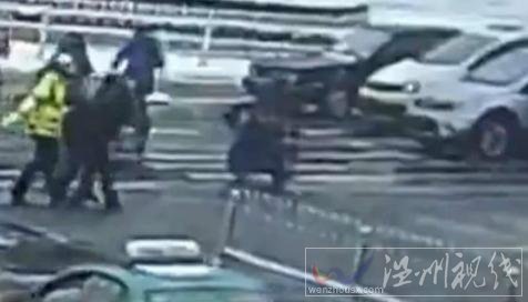 女交警背老人過馬路走紅