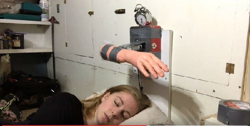 女子發(fā)明打臉鬧鐘