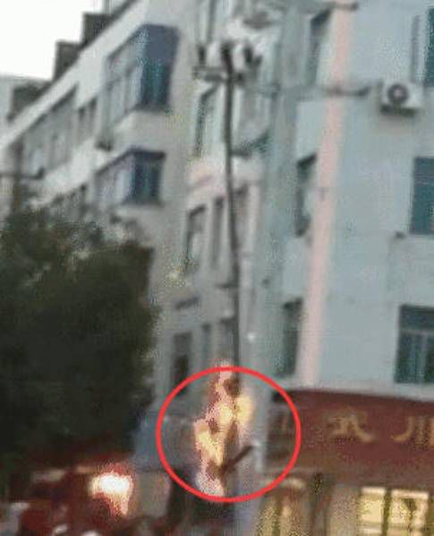 吵架爬電線桿觸電