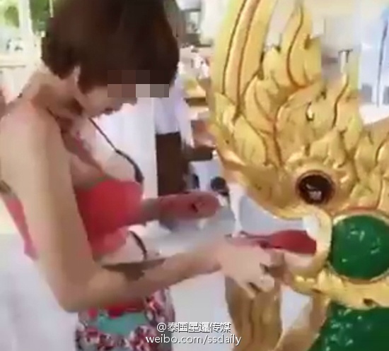 穿著暴露拜佛被罵