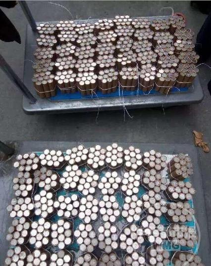 單親媽媽扛500斤硬幣為女兒買房