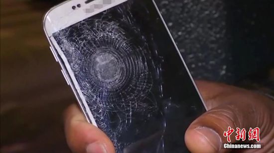 男子靠手機擋子彈