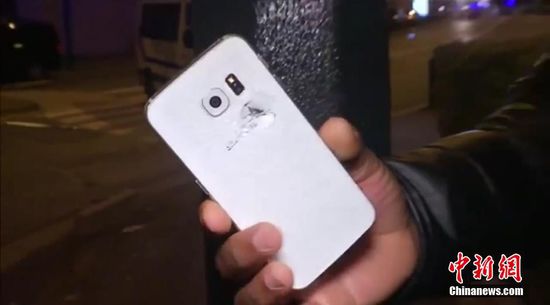 男子靠手機擋子彈