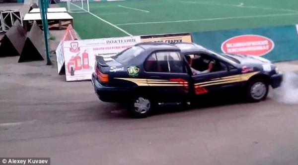 賽車在場(chǎng)上斷裂