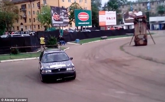 賽車在場(chǎng)上斷裂