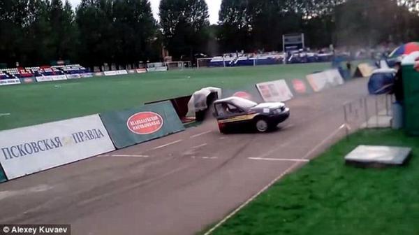 賽車在場(chǎng)上斷裂