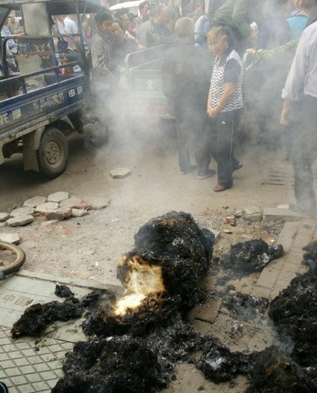 賣棉花被城管放火燒掉