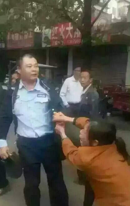 賣棉花被城管放火燒掉