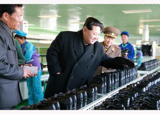 金正恩視察皮鞋廠