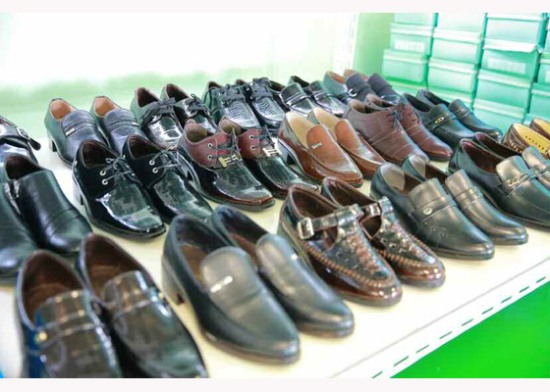 金正恩視察皮鞋廠