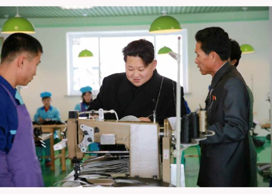 金正恩視察皮鞋廠
