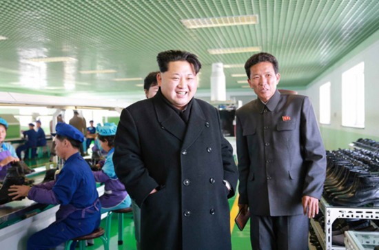 金正恩視察皮鞋廠 左手纏繃帶疑似受傷