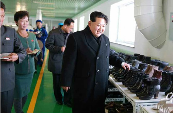金正恩視察皮鞋廠