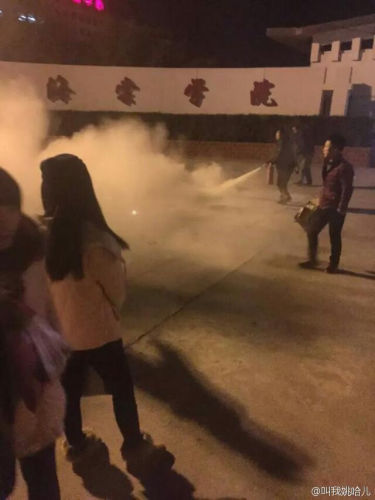 擺蠟燭表白被澆滅