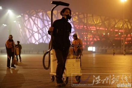 將收集的霧霾灰塵制作成了一塊磚