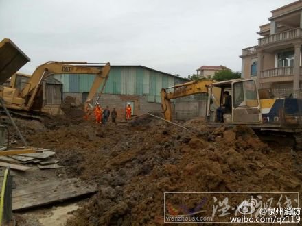 救援人員在挖掘機救援