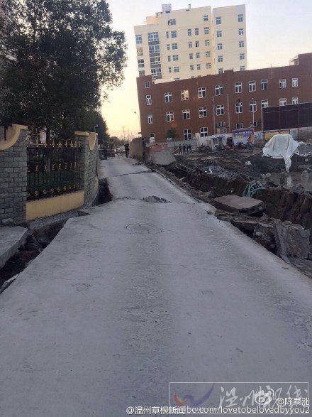小區(qū)門口的路都塌掉了