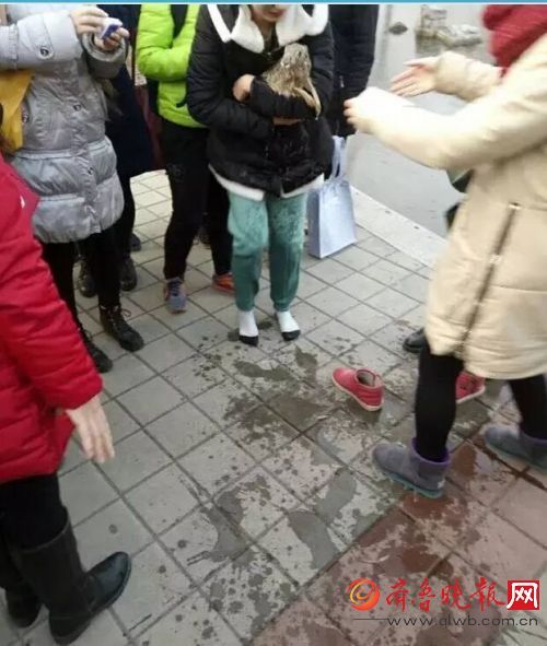 學(xué)生跳冰湖救野兔