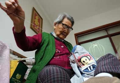 百歲老太做俯臥撐