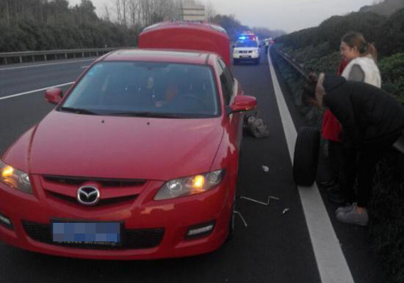 女司機高速路換胎