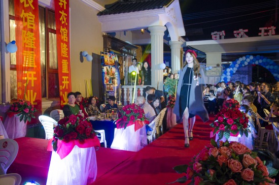 東占岙服裝店開業盛況
