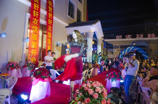 東占岙服裝店開業(yè)盛況