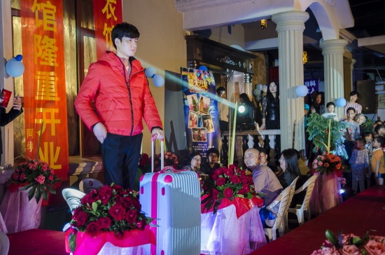 東占岙服裝店開業(yè)盛況