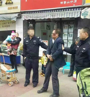 人販子當街搶娃被群眾圍毆